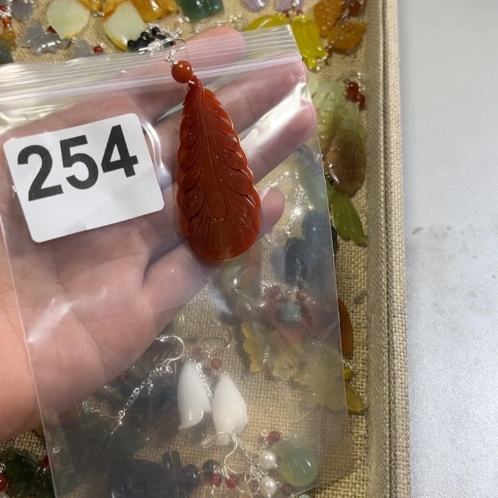 蛇纹石玉合金耳饰白*