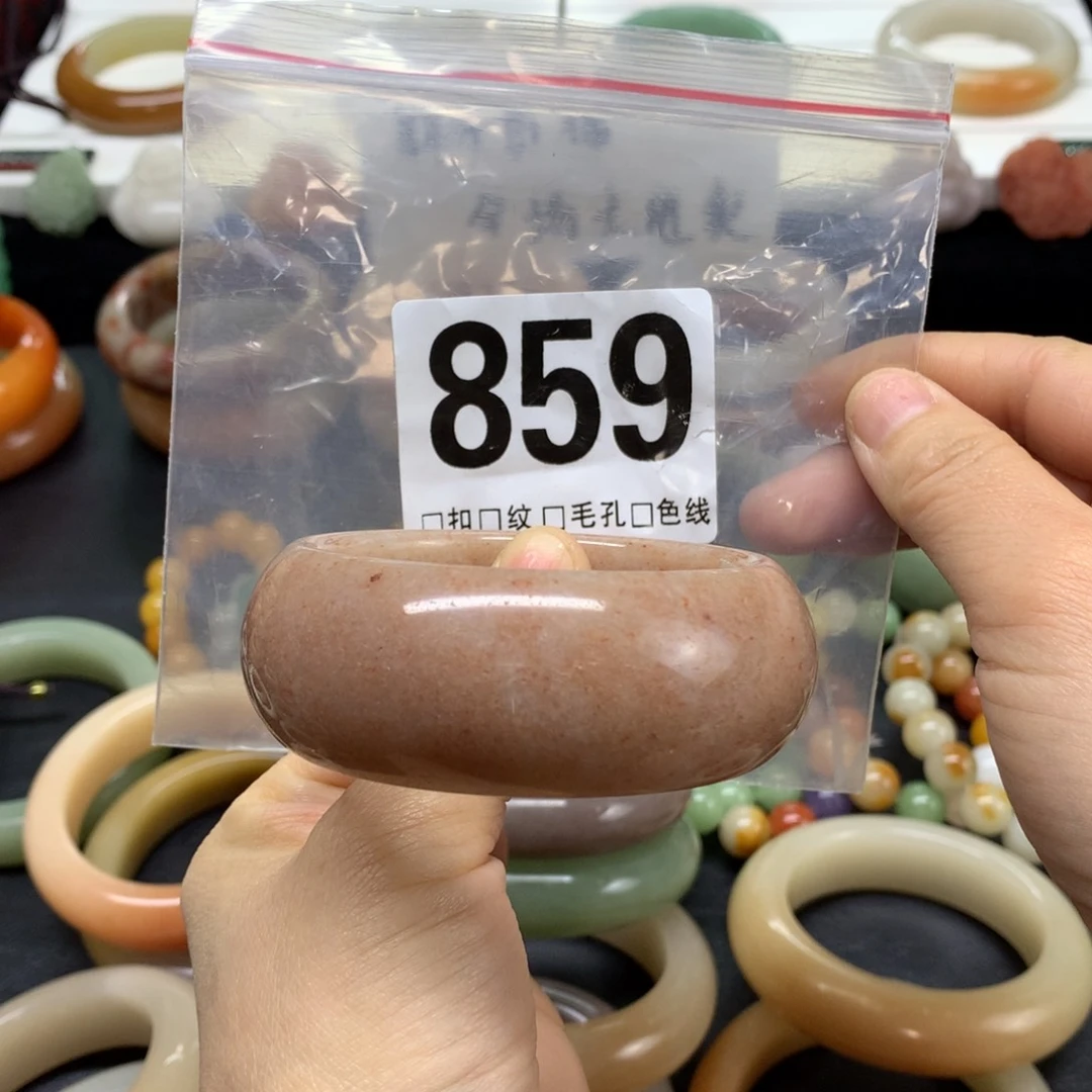 石英质玉手镯未镶嵌恋***?