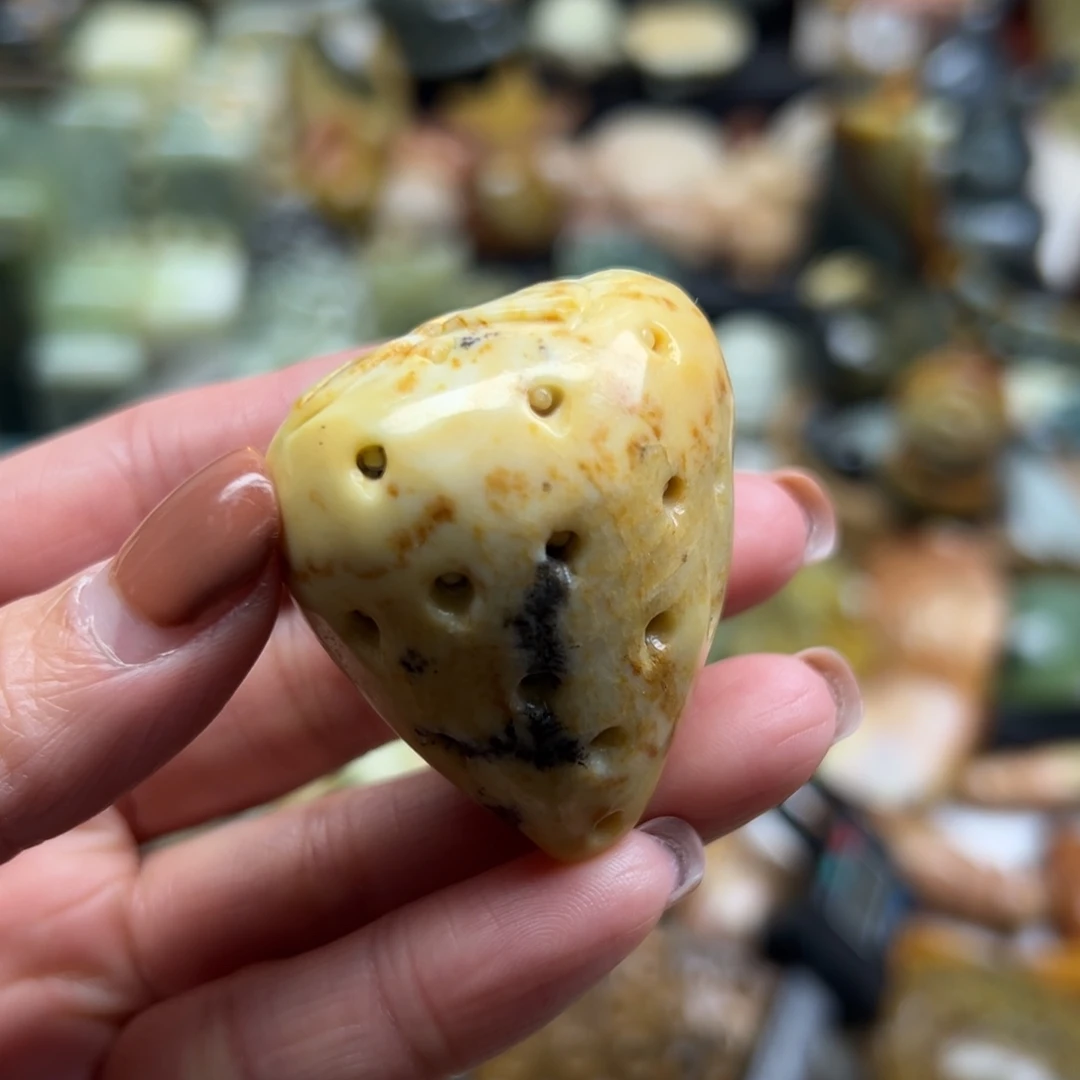 岫玉未镶嵌颈饰辽阳料大草莓有点纹纹