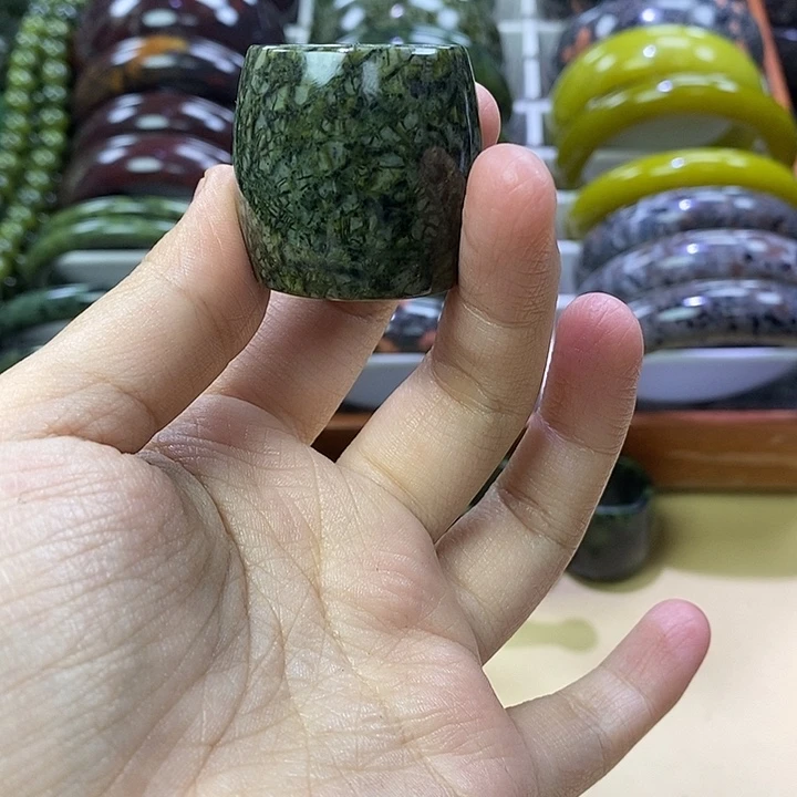 云***信未镶嵌蛇纹石玉扳指