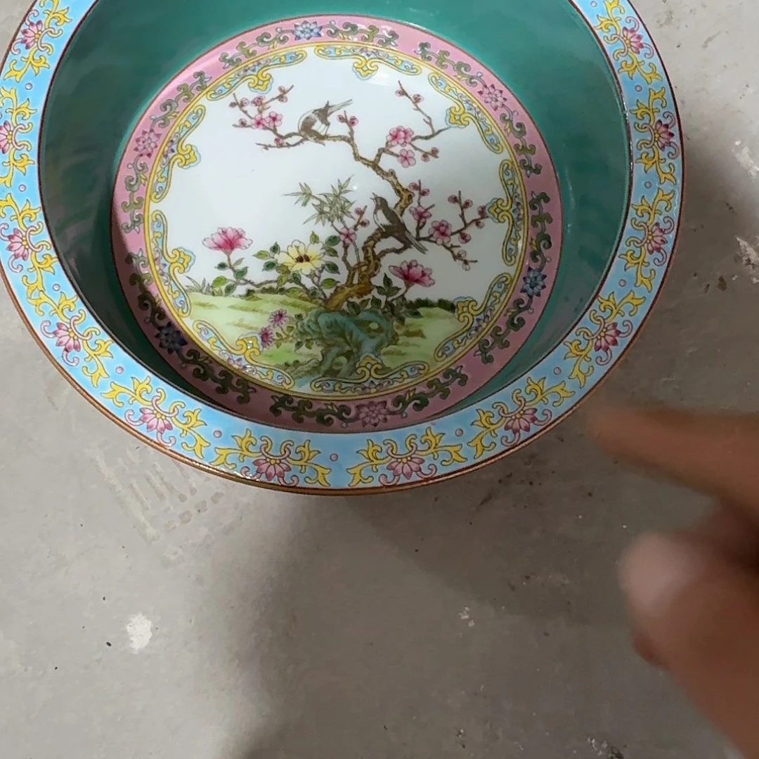 瓷片摆件等物品进行检查并及时