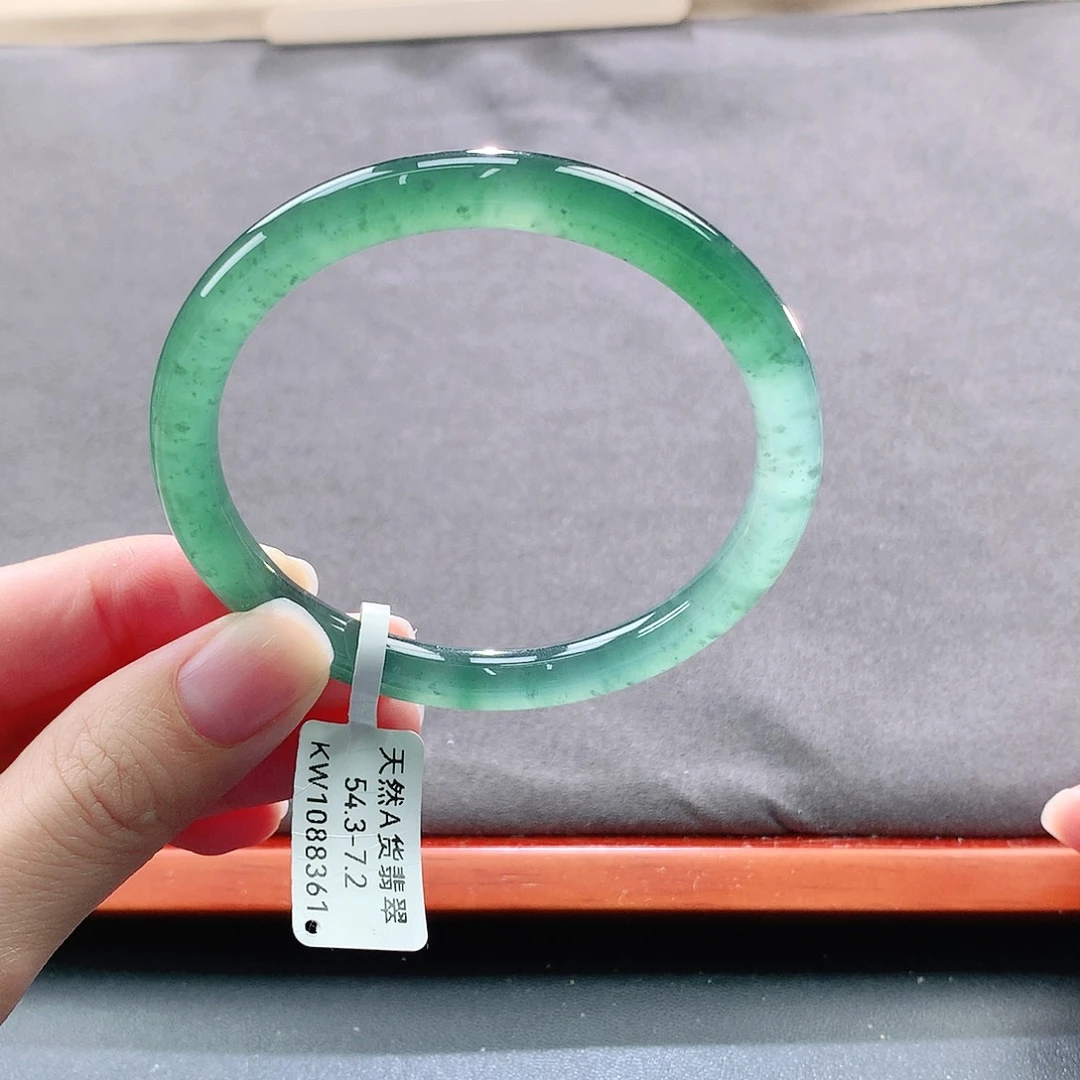 翡翠手镯未镶嵌天然