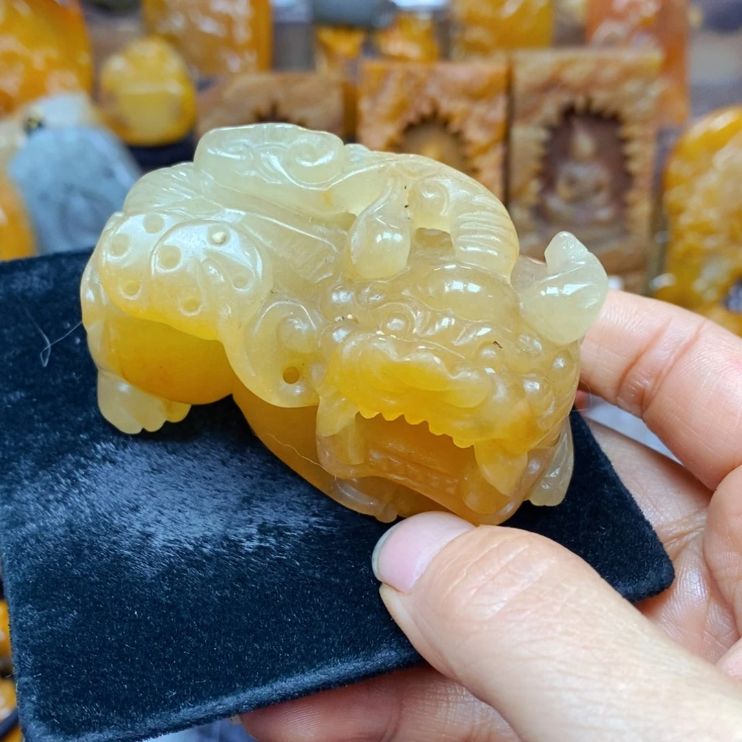 未镶嵌石英质玉（黄龙玉）颈饰