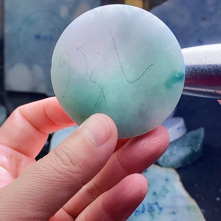 翡翠未镶嵌颈饰毛料33