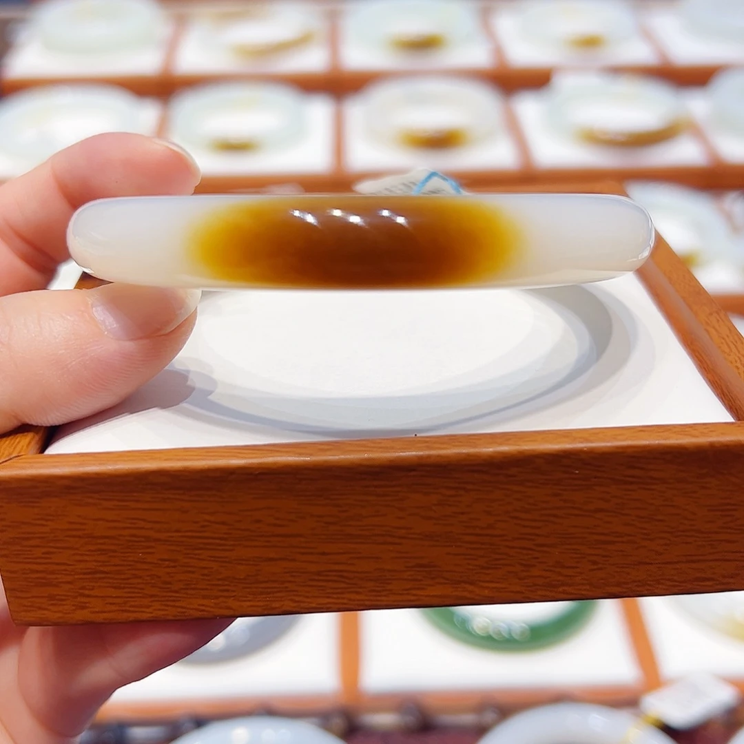 毛***雨和田玉未镶嵌手镯