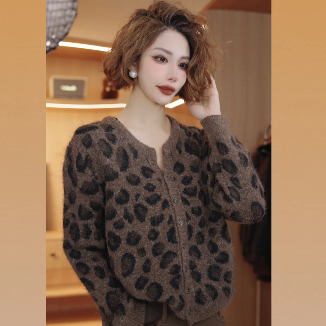 七奈 「将至」简约百搭v领豹纹合身毛衣QN13952