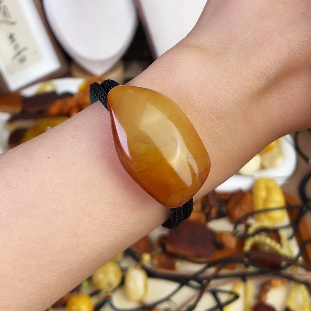 琥珀珠宝奇石未镶嵌。