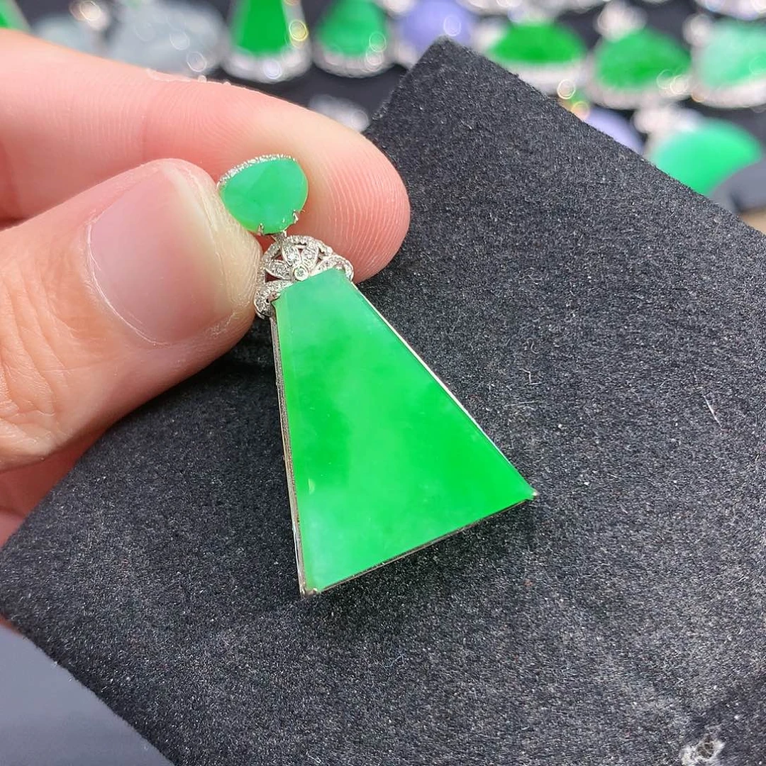 颈饰18K金镶嵌翡翠