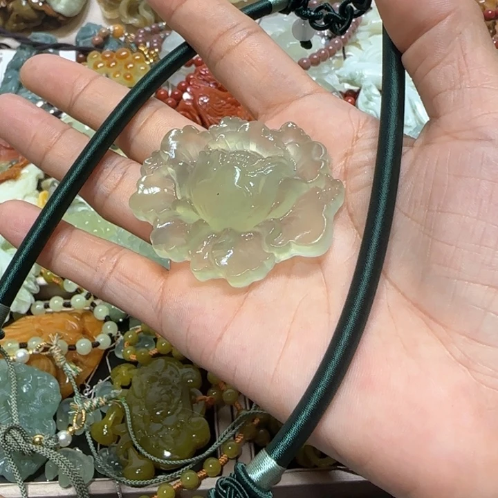 蛇纹石玉未镶嵌吊坠