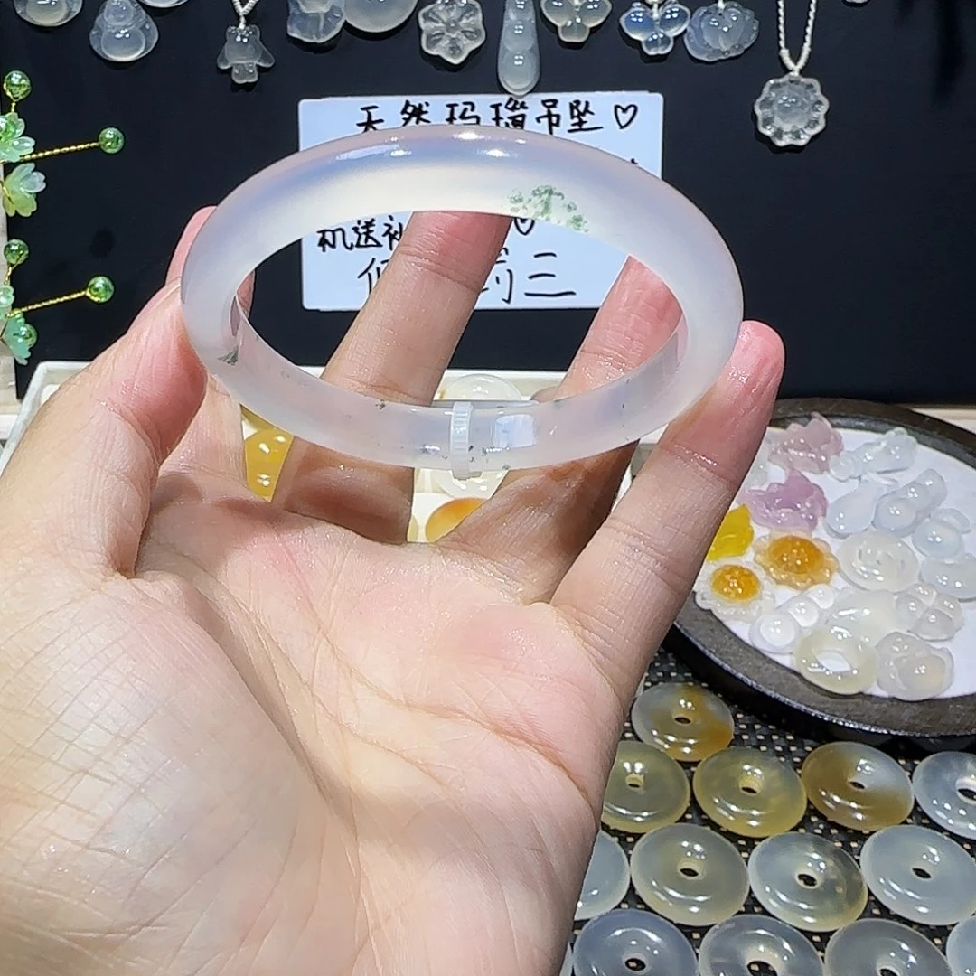 玛瑙/玉髓未镶嵌手镯58飘绿花