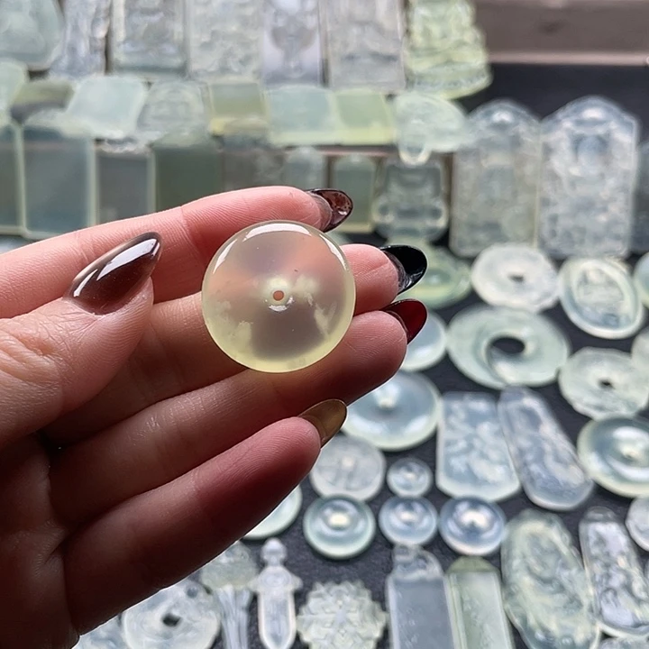 岫玉未镶嵌颈饰平安扣