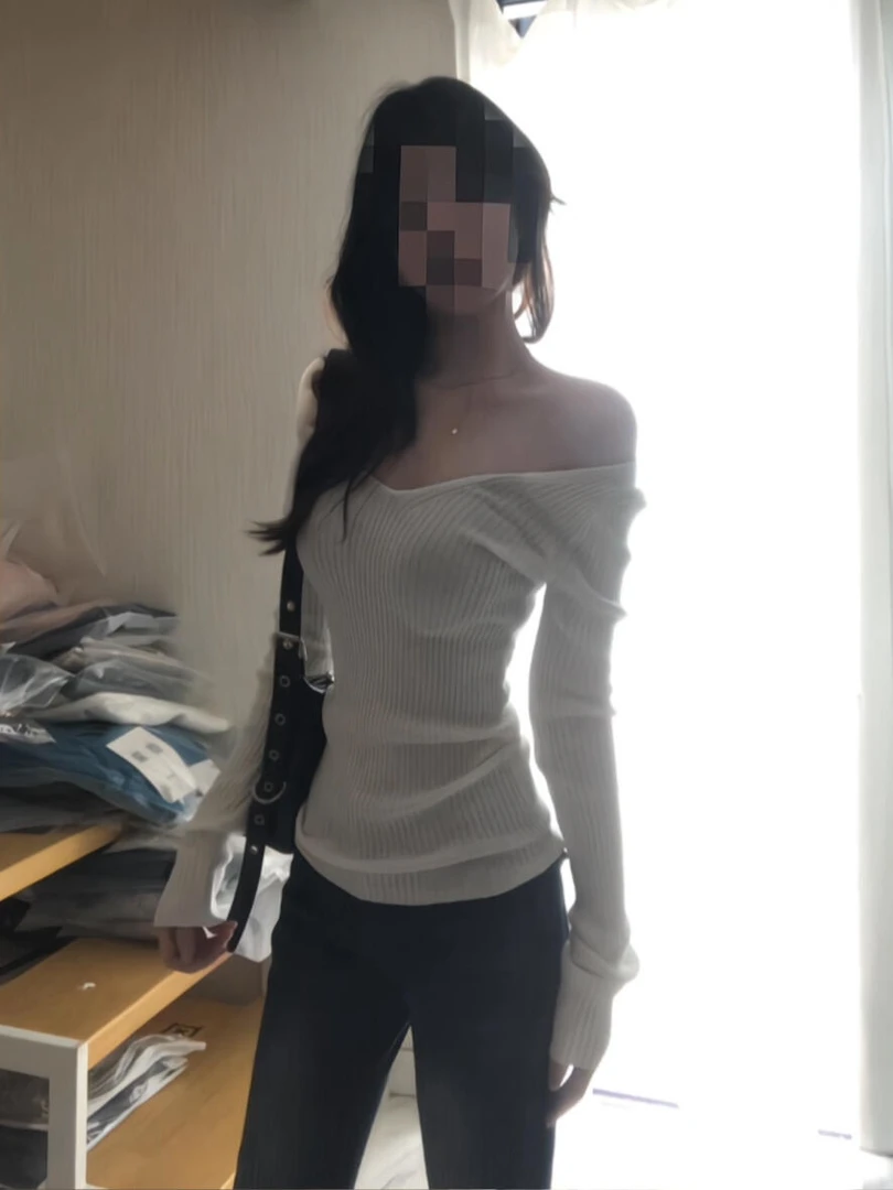 2025秋季新款韩版修身v领坑条白色针织衫搭配微喇牛仔裤两件套潮
