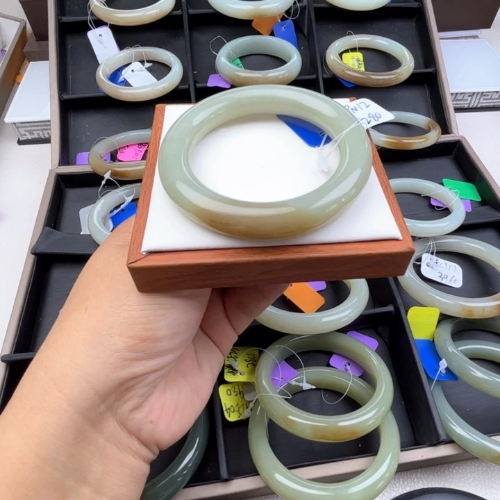 未镶嵌手镯和田玉七月