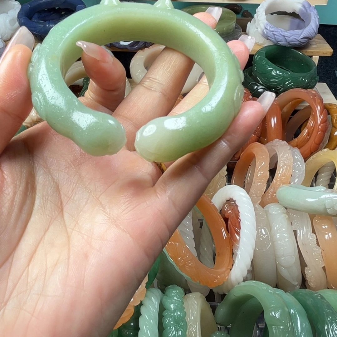 石英质玉未镶嵌雕花手镯