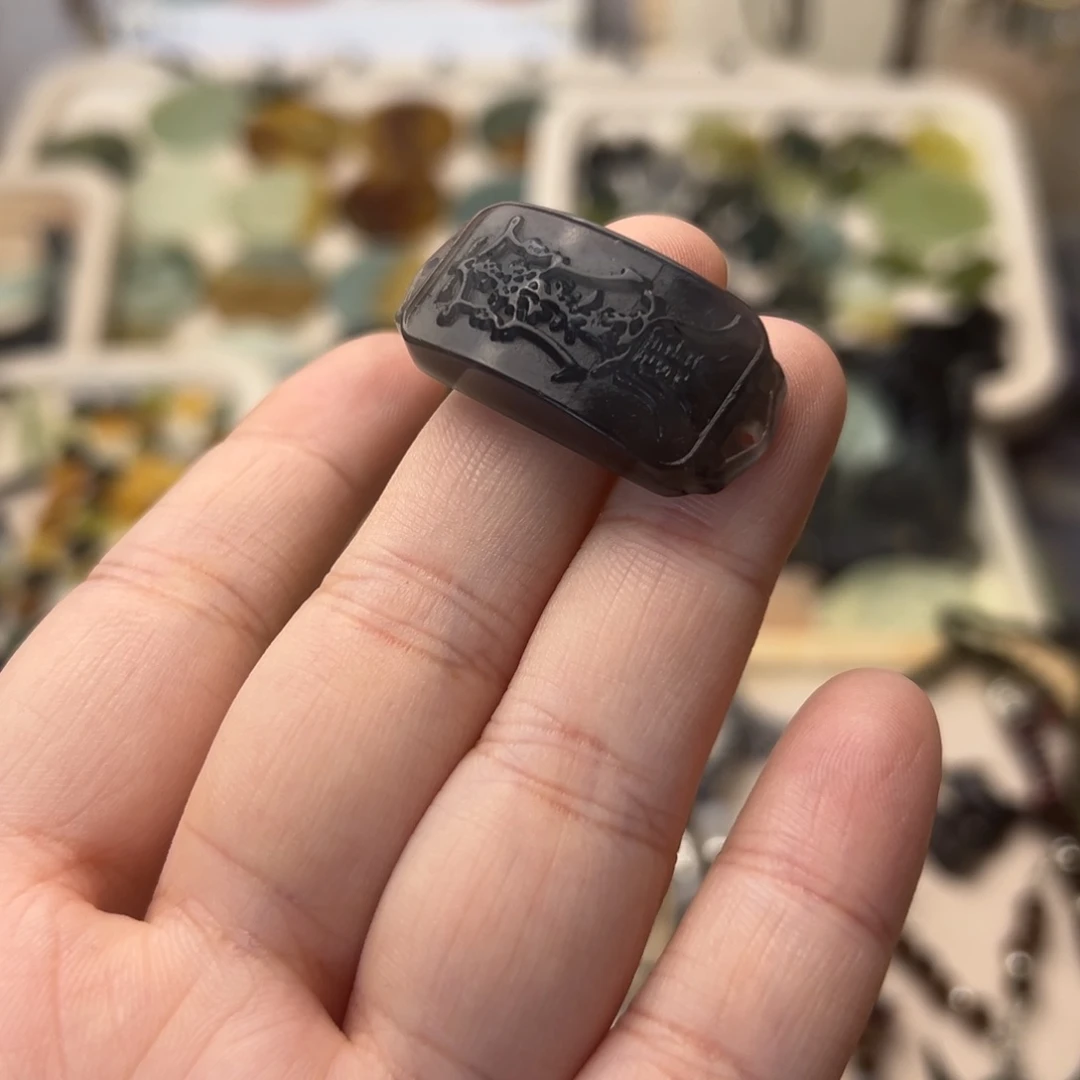 蛇纹石玉颈饰合金