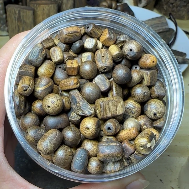 木终****安绿奇楠散珠224克