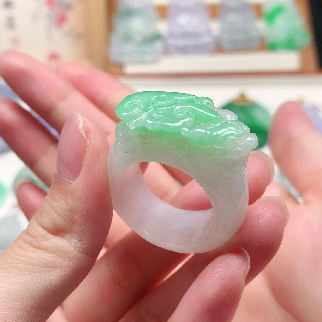 颈饰未镶嵌翡翠戒指