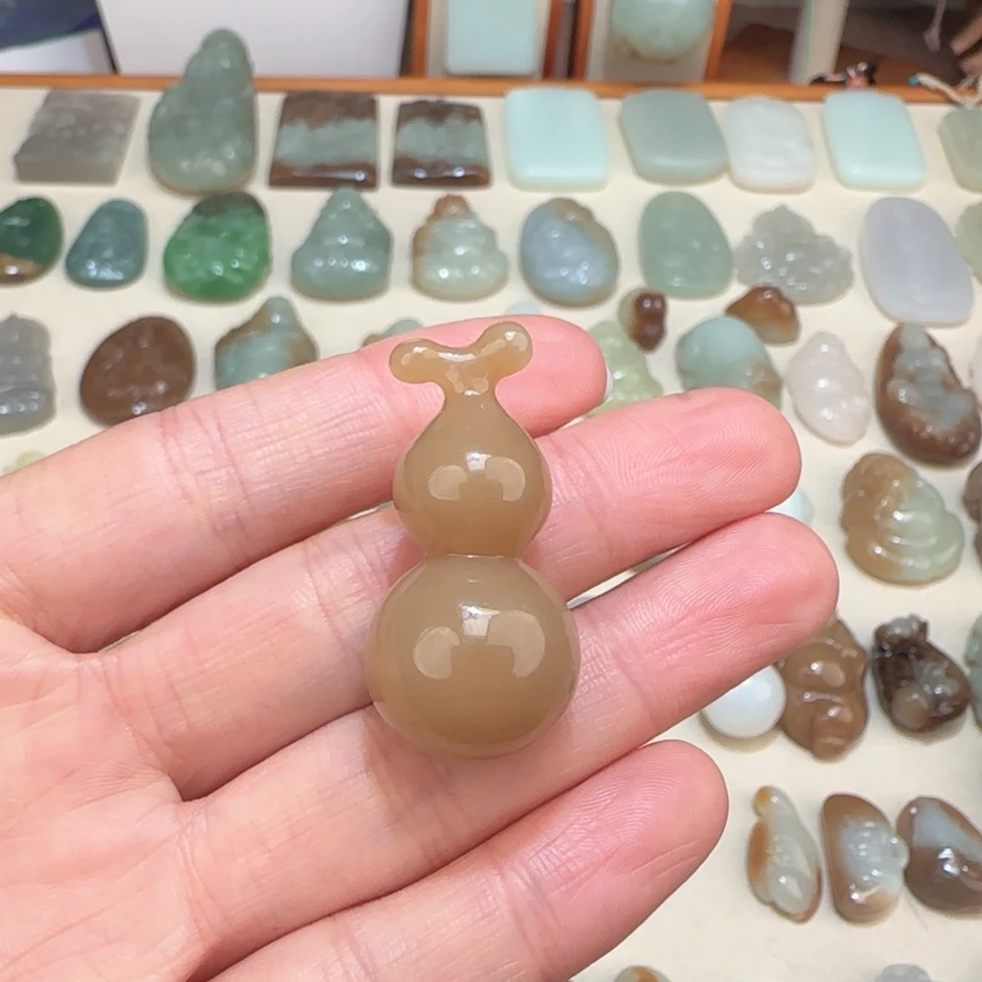 孟***飘和田玉未镶嵌颈饰