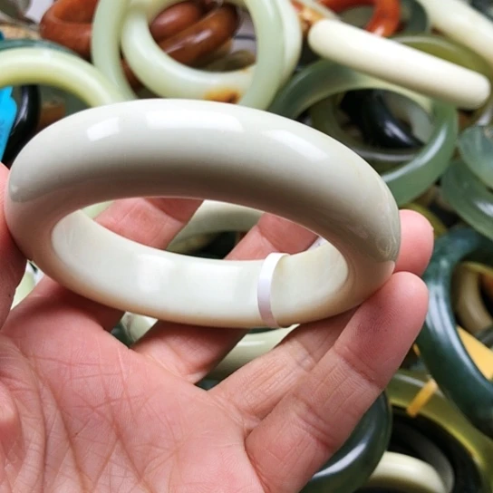 蛇纹石玉手镯未镶嵌清**阳