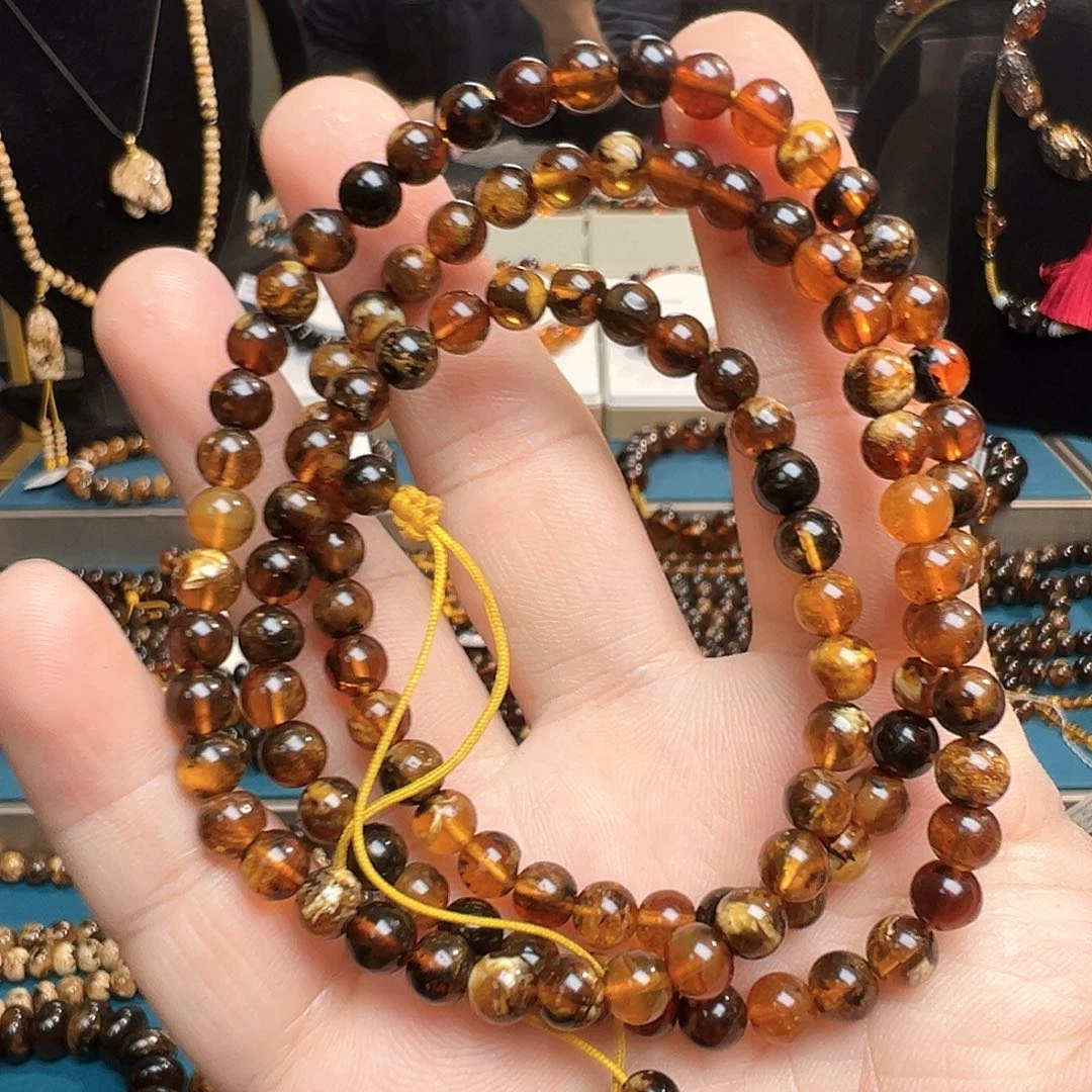 琥珀颈饰未镶嵌抚顺