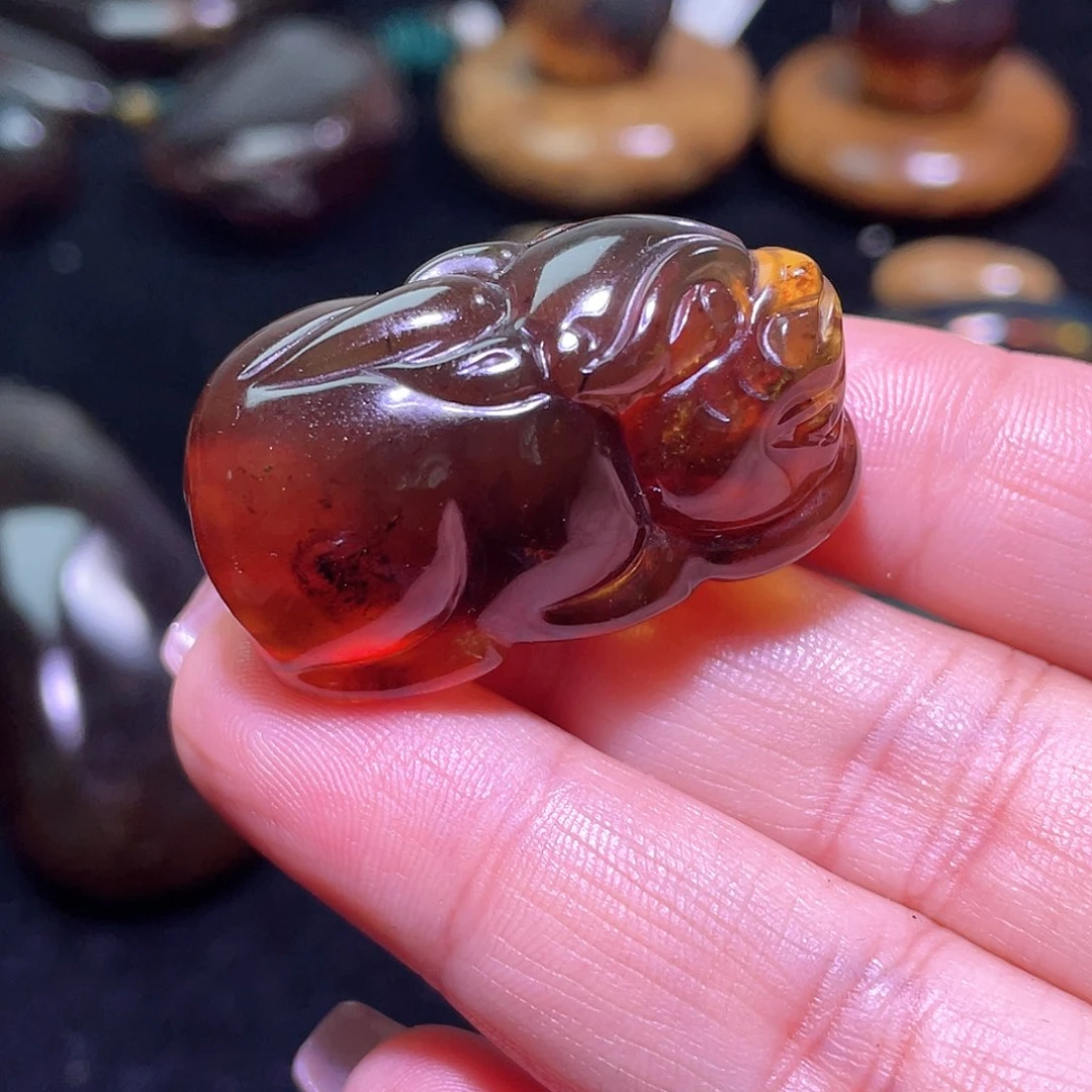 琥珀裸石未镶嵌?**?。