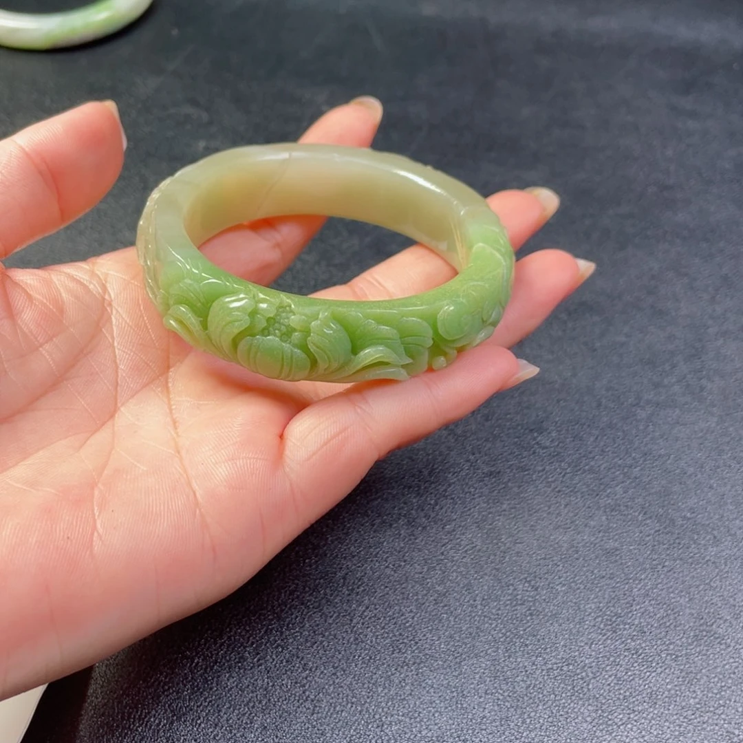 和田玉未镶嵌颈饰俊**师翠青雕花手镯33