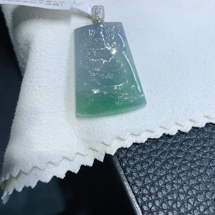 翡翠18K金镶嵌颈饰山水牌