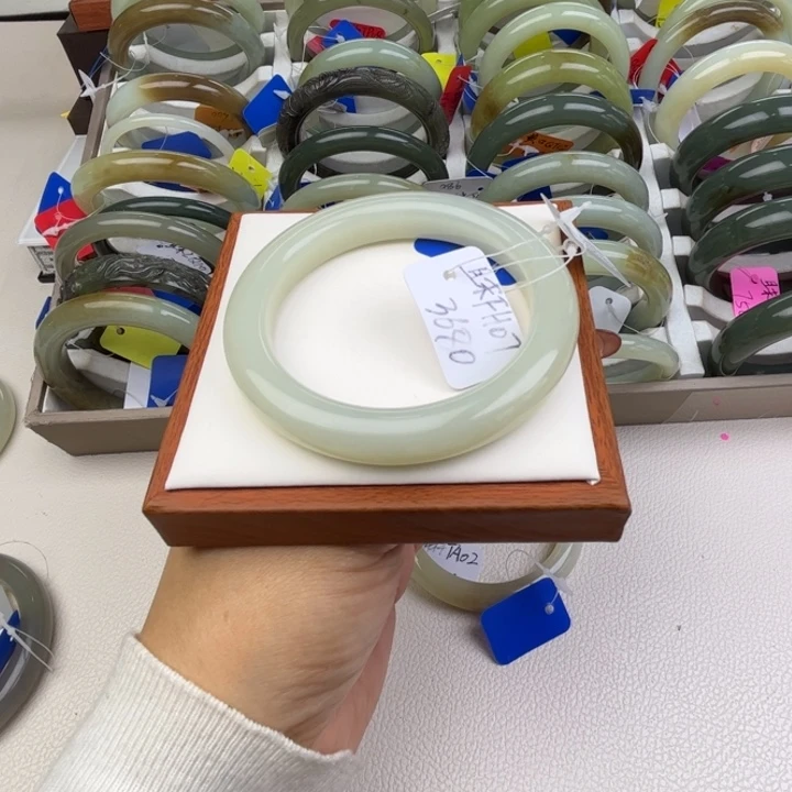 未镶嵌手镯和田玉七月