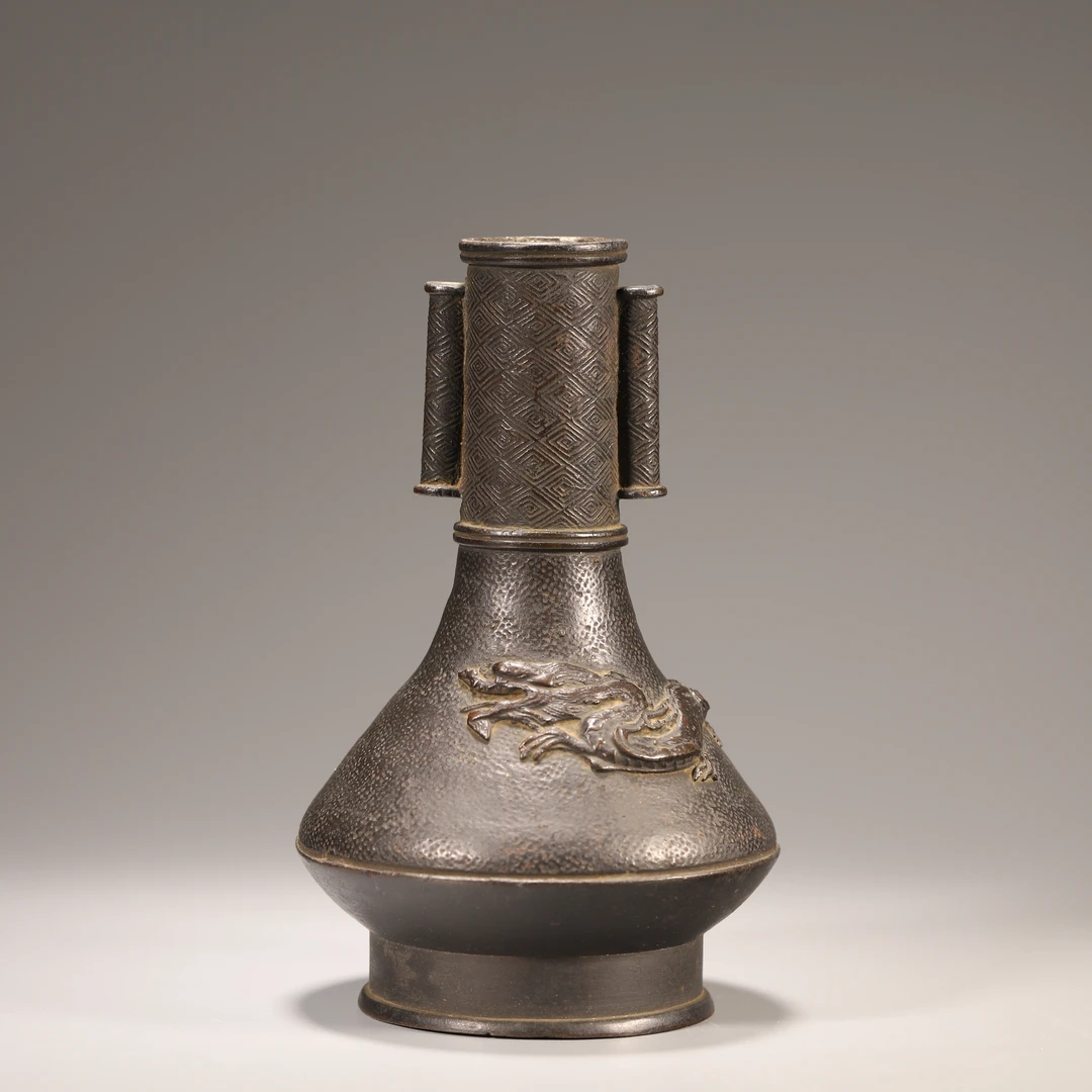 Lot34清代 龙纹铜贯耳瓶