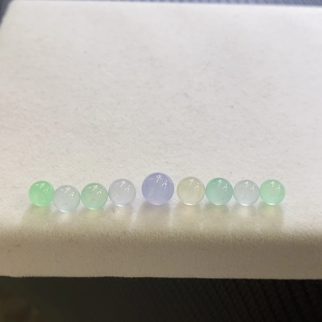 翡翠挂件未镶嵌哈*哈一手马卡龙