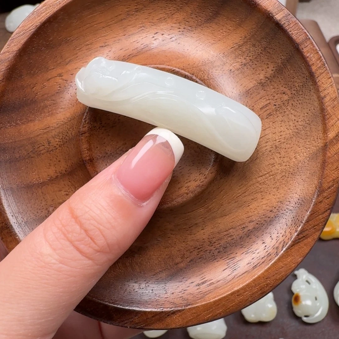 和田玉（子料）未镶嵌颈饰籽料莲花手牌