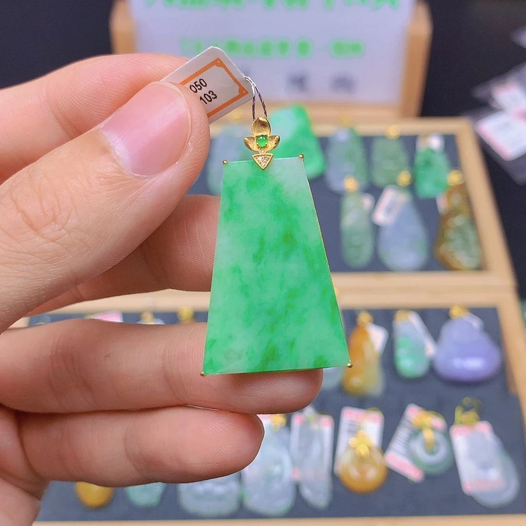 翡翠18K金镶嵌颈饰翡翠