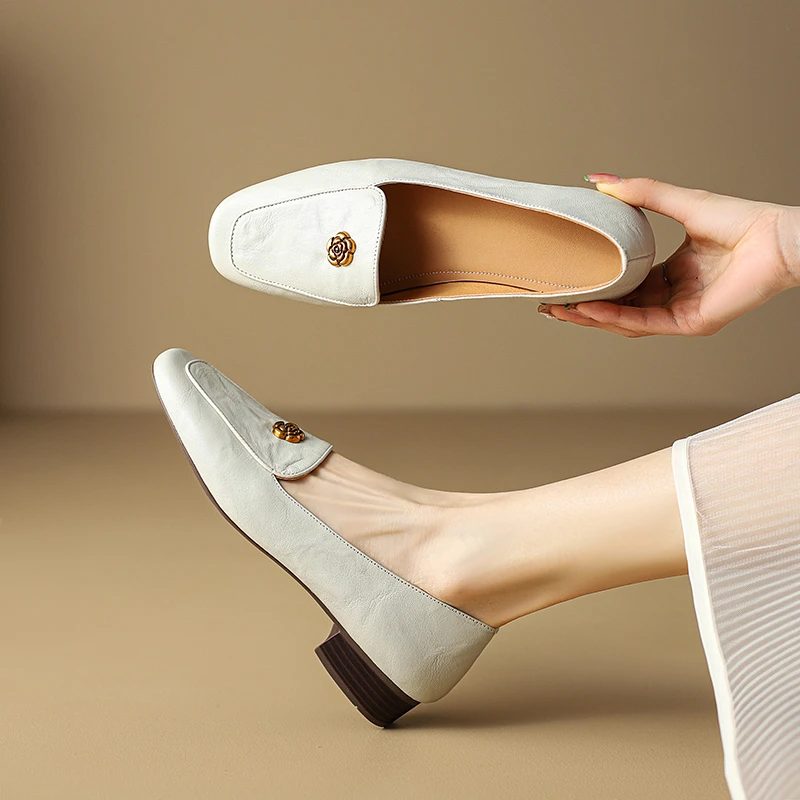 【跟高3cm】2025夏季新款精致透气舒适真皮山茶花低跟粗跟浅口单鞋