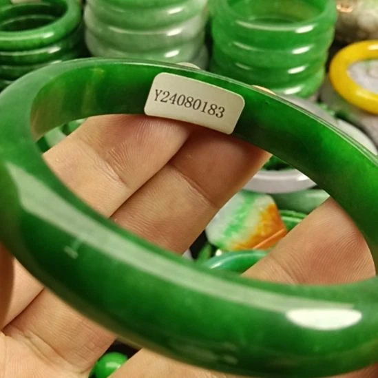 翡翠颈饰未镶嵌幸****平