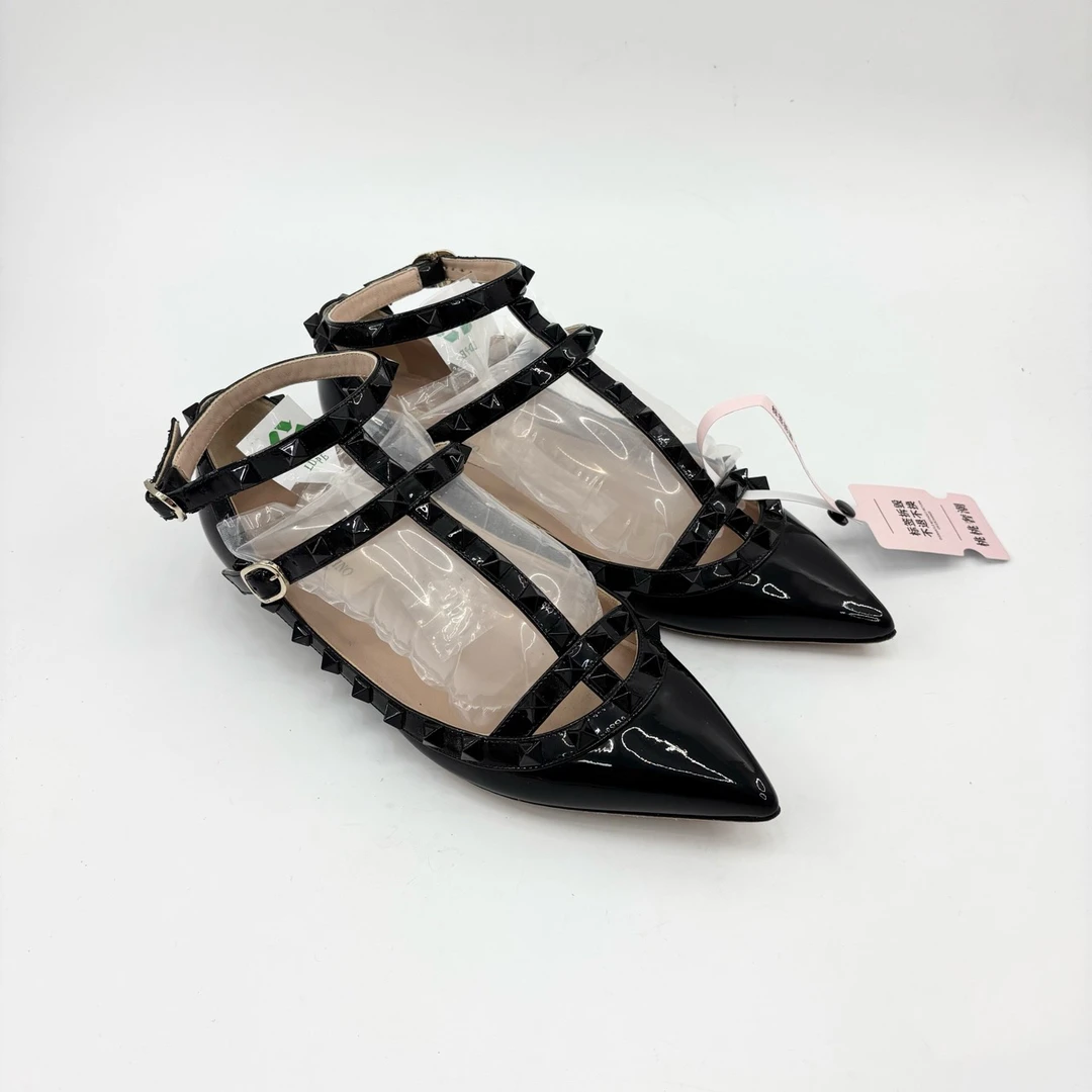 95新 Valentino/华伦天奴 35.5码/黑色二环平底鞋/TT0750