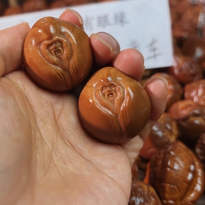 橄榄核把件山***?寿星一对