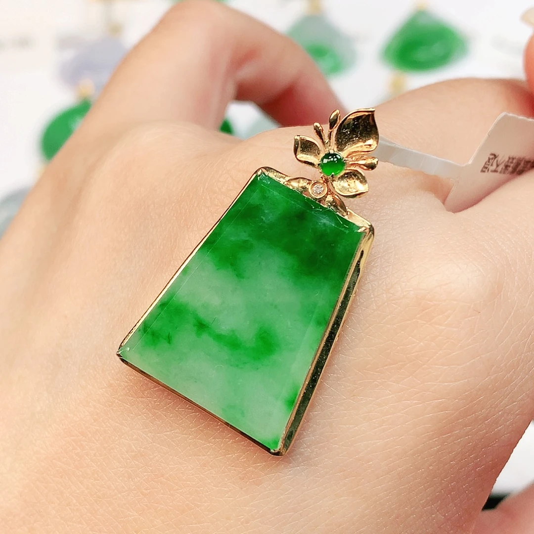 翡翠18K金镶嵌颈饰