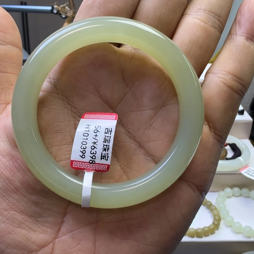 和田玉未镶嵌手镯