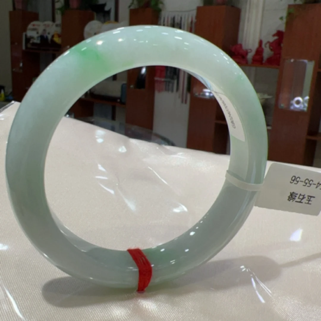 天然A货翡翠手镯，飘花漂亮，圈口55-56