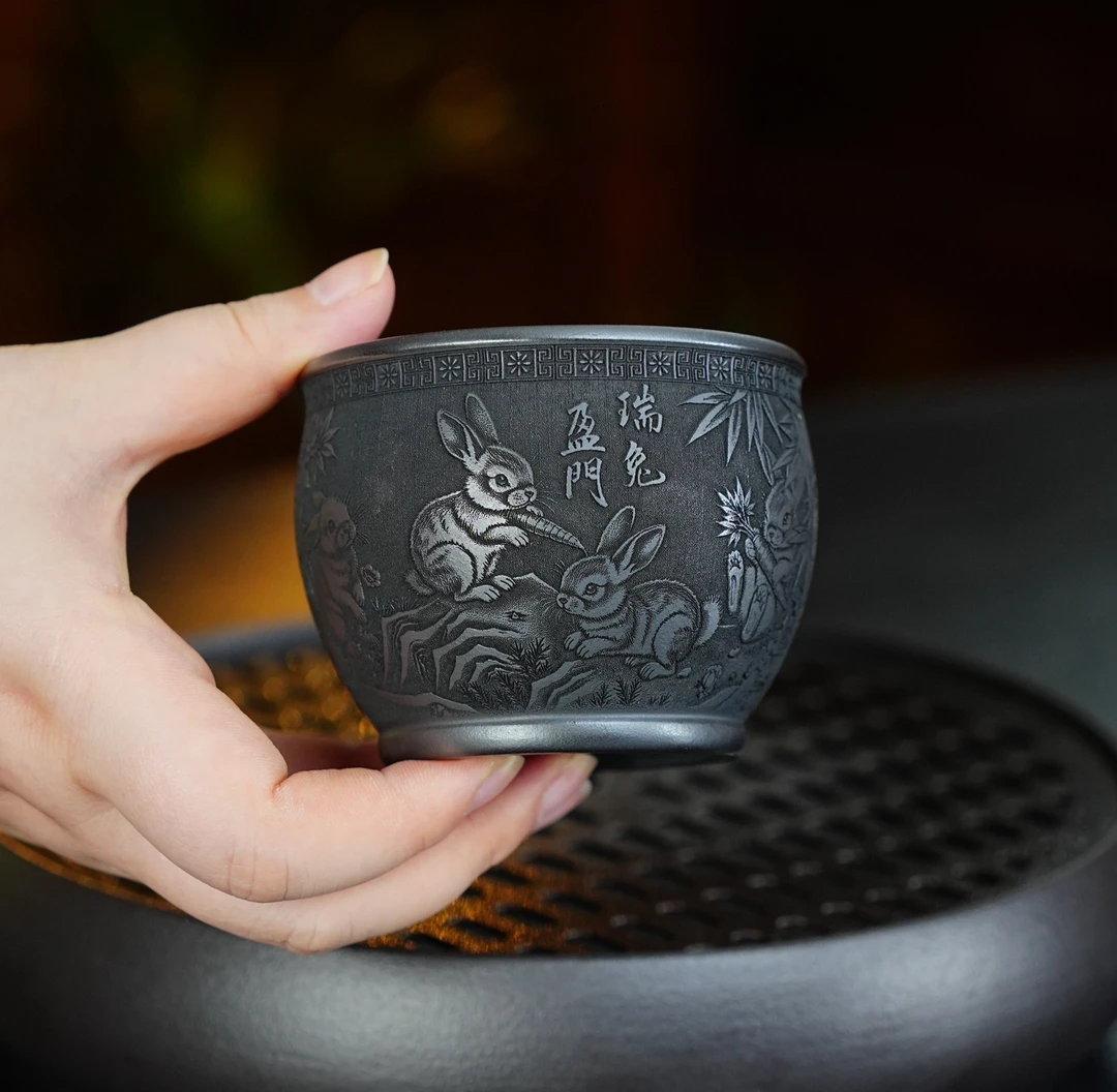 080 宜兴原矿石黄泥料紫砂主人杯全手工刻绘瑞兔盈门品茗茶杯