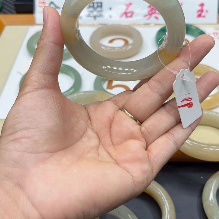 石英质玉手镯未镶嵌大**