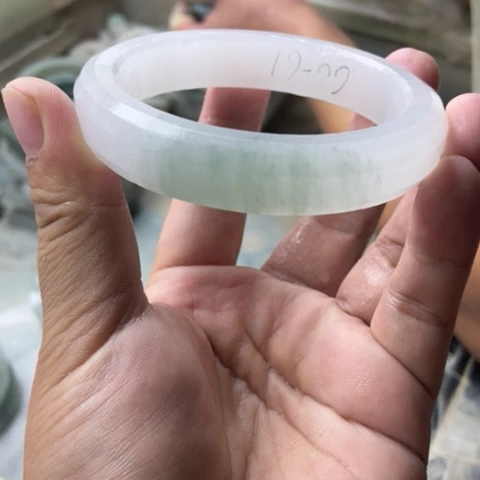 依***奶未镶嵌手镯石英岩玉加工定制