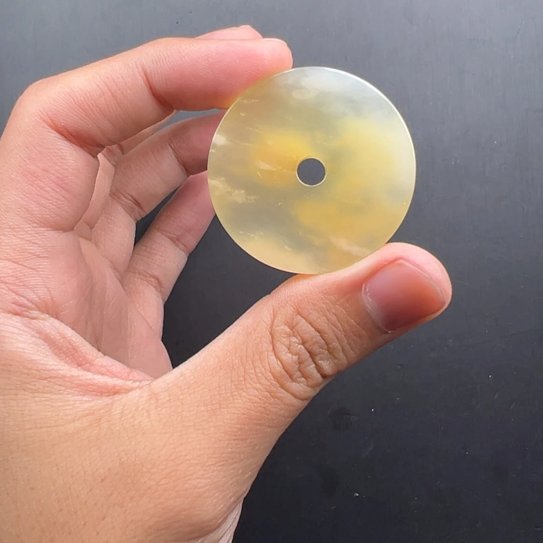 石英质玉（黄龙玉）未镶嵌湾山料雪花棉白云意境平安扣