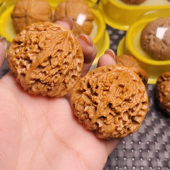 文玩核桃43尺红皮南疆