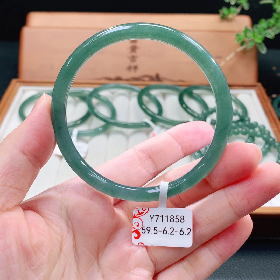 翡翠手镯（圆镯）未镶嵌