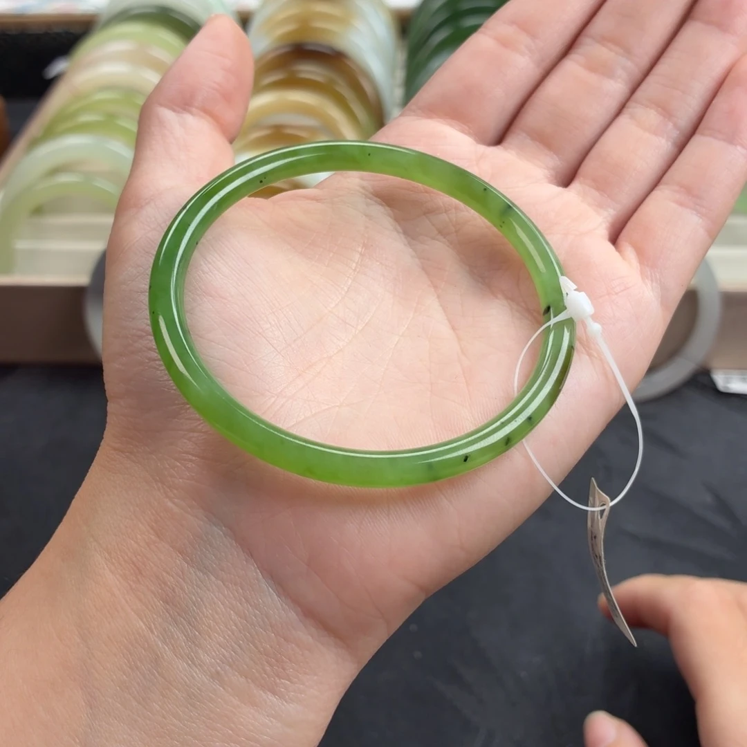 和田玉未镶嵌手镯-果绿猕猴桃叮当45