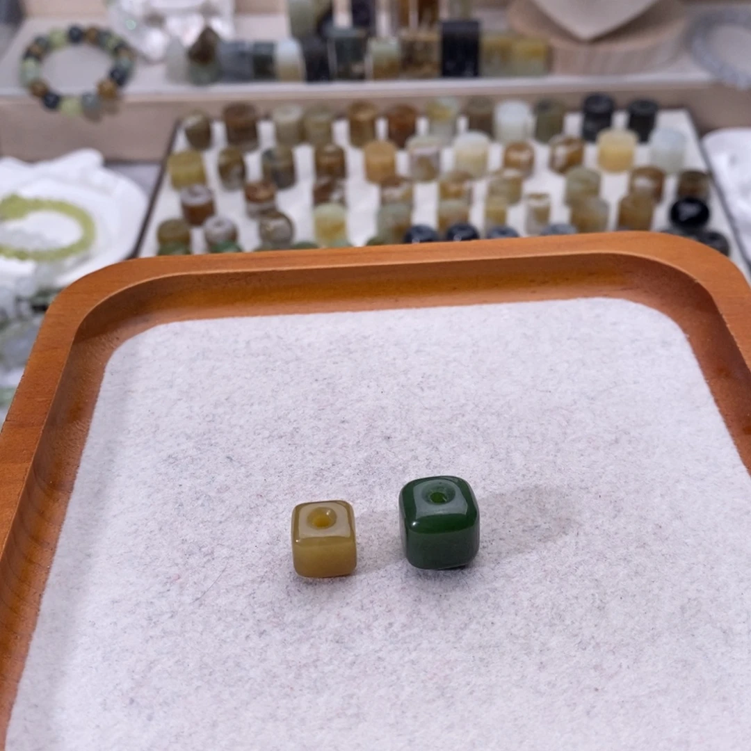 伊****和田玉未镶嵌颈饰买断不退换