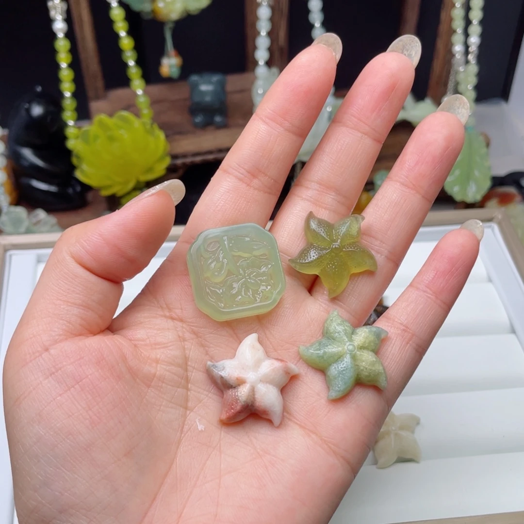 锦***萱蛇纹石玉未镶嵌颈饰