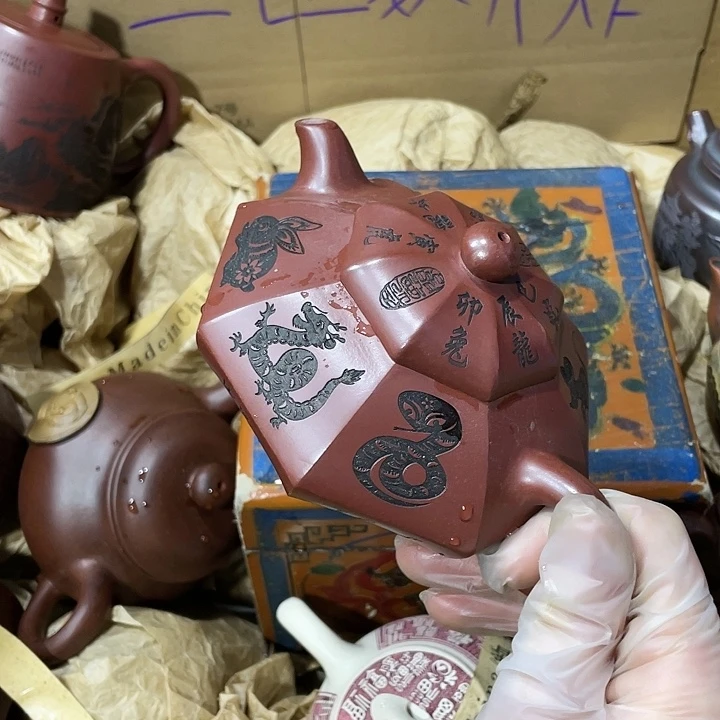 紫砂茶壶矿泥料手工制作的一把紫砂壶。