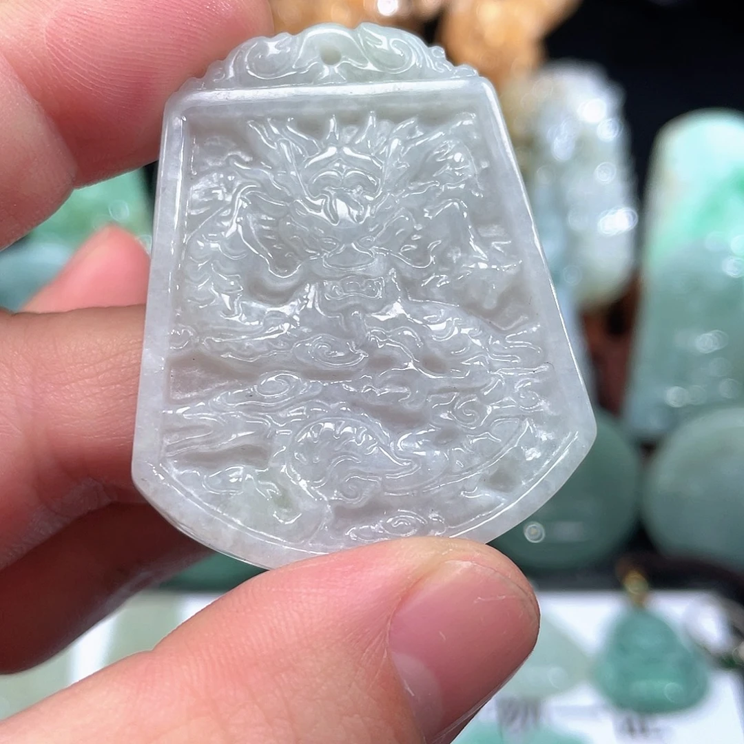 翡翠未镶嵌颈饰龙牌